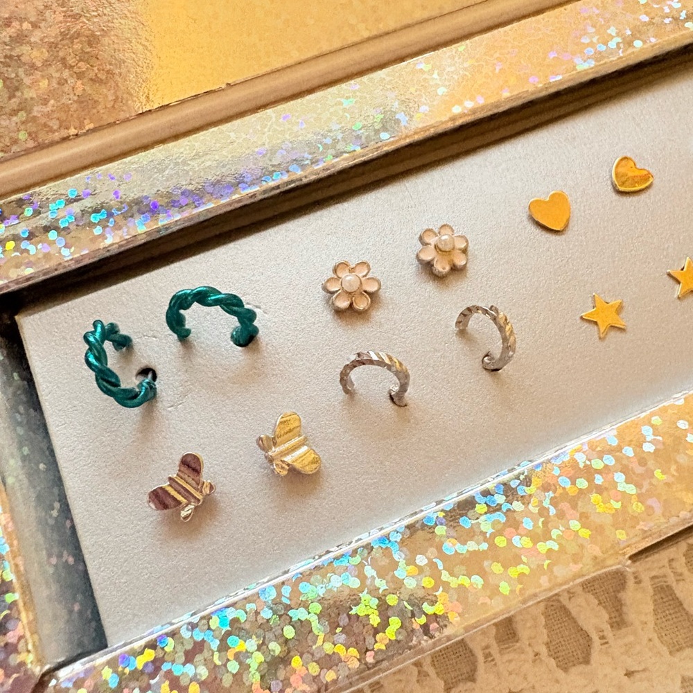 Avon 10-Pair Stud Earring Gift Set Glitter Box Gold Silver Stars Hearts Ladybugs - Picture 4 of 10